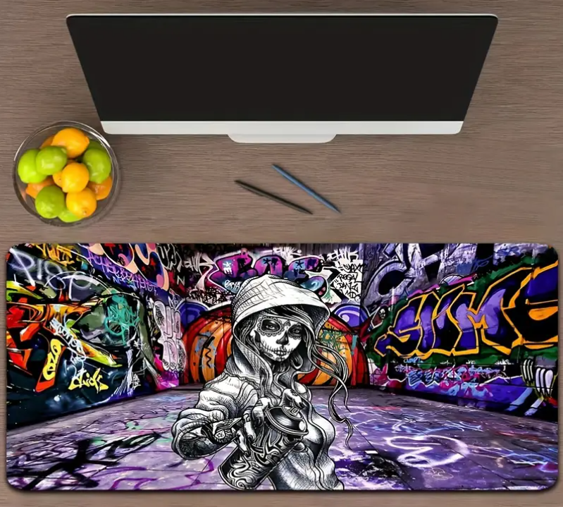 Didelis prailgintas žaidimų ir biuro stalo kilimėlis – neslystantis guminis pagrindas su ryškiu grafiti dizainu